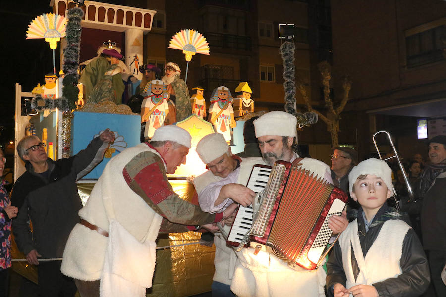 La cabalgata sin camellos ha recorrido, este jueves y un año más, las calles del barrio de Pajarillos.