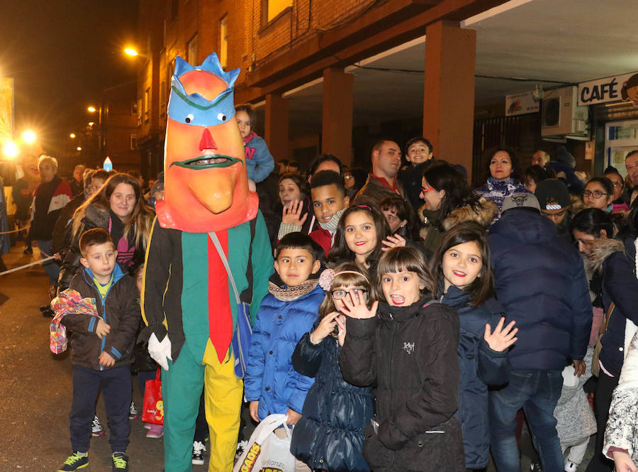 La cabalgata sin camellos ha recorrido, este jueves y un año más, las calles del barrio de Pajarillos.