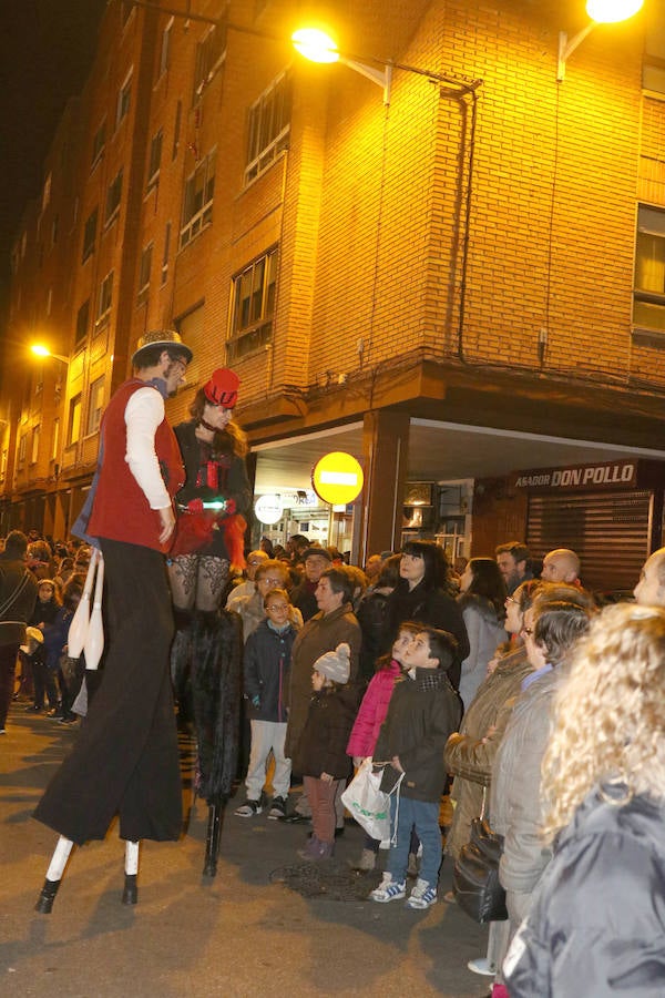 La cabalgata sin camellos ha recorrido, este jueves y un año más, las calles del barrio de Pajarillos.