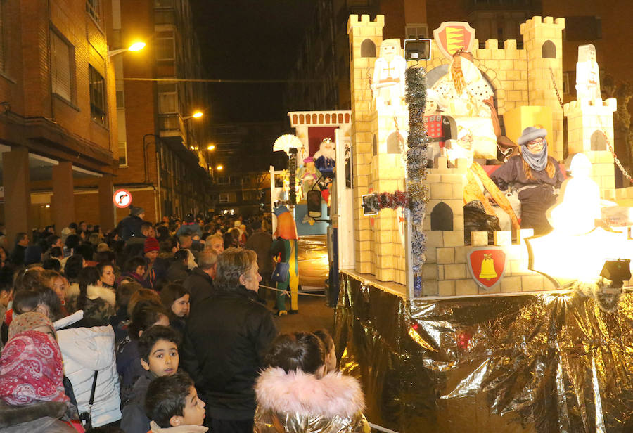 La cabalgata sin camellos ha recorrido, este jueves y un año más, las calles del barrio de Pajarillos.