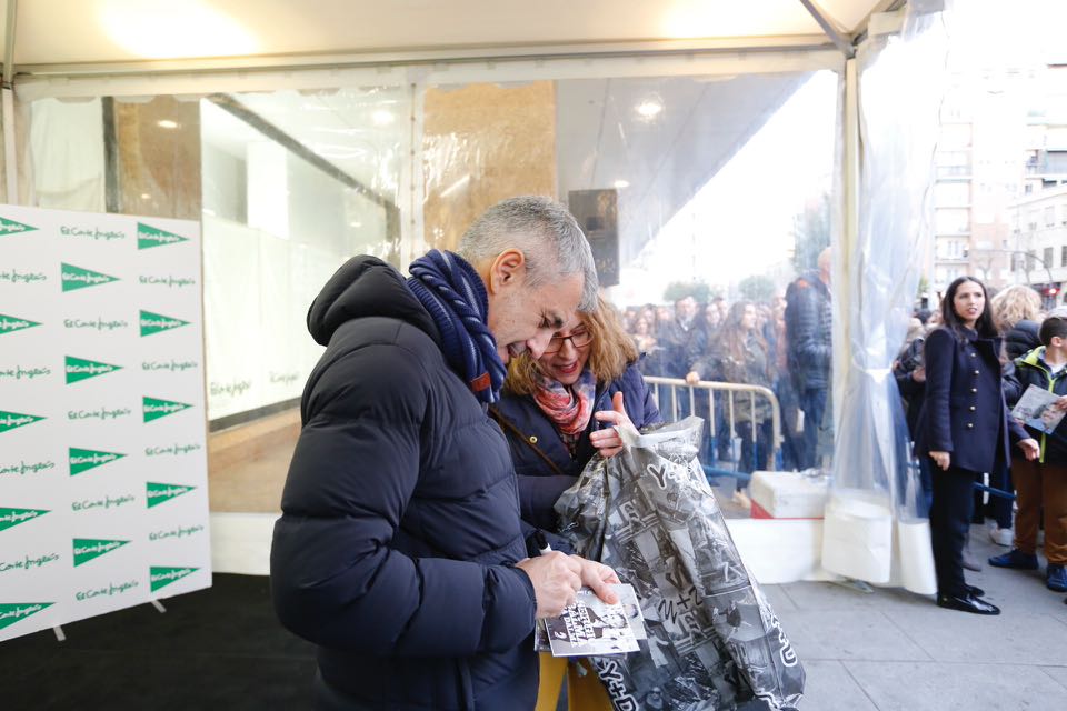 Cientos de personas acudieron a El Corte Inglés de Salamanca para ver al cantante Sergio Dalma que participó en una firma de ejemplares de su disco 'Vía Dalma III'.