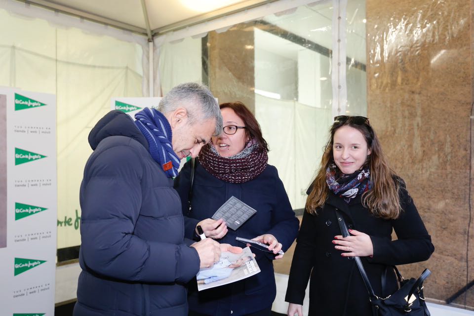 Cientos de personas acudieron a El Corte Inglés de Salamanca para ver al cantante Sergio Dalma que participó en una firma de ejemplares de su disco 'Vía Dalma III'.