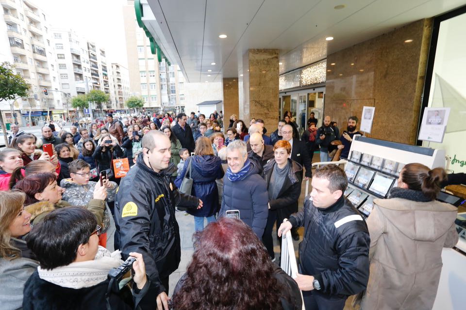 Cientos de personas acudieron a El Corte Inglés de Salamanca para ver al cantante Sergio Dalma que participó en una firma de ejemplares de su disco 'Vía Dalma III'.