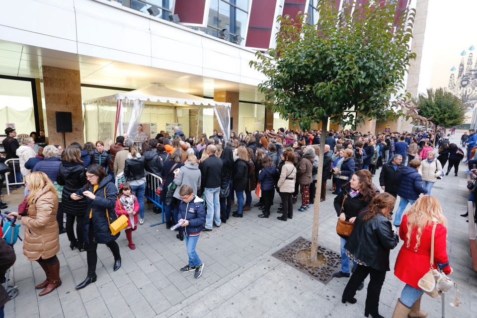 Cientos de personas acudieron a El Corte Inglés de Salamanca para ver al cantante Sergio Dalma que participó en una firma de ejemplares de su disco 'Vía Dalma III'.