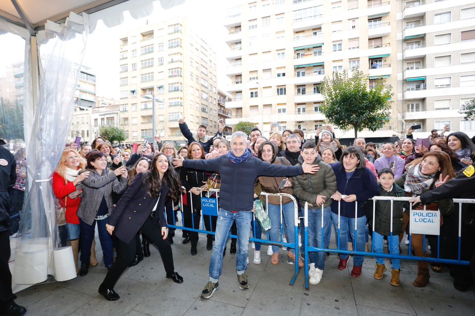 Cientos de personas acudieron a El Corte Inglés de Salamanca para ver al cantante Sergio Dalma que participó en una firma de ejemplares de su disco 'Vía Dalma III'.