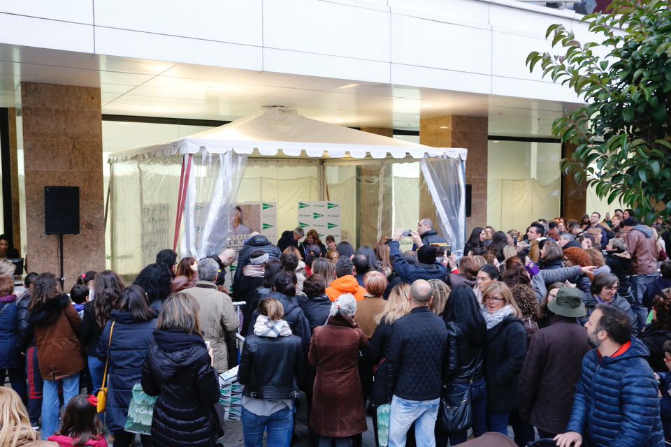 Cientos de personas acudieron a El Corte Inglés de Salamanca para ver al cantante Sergio Dalma que participó en una firma de ejemplares de su disco 'Vía Dalma III'.