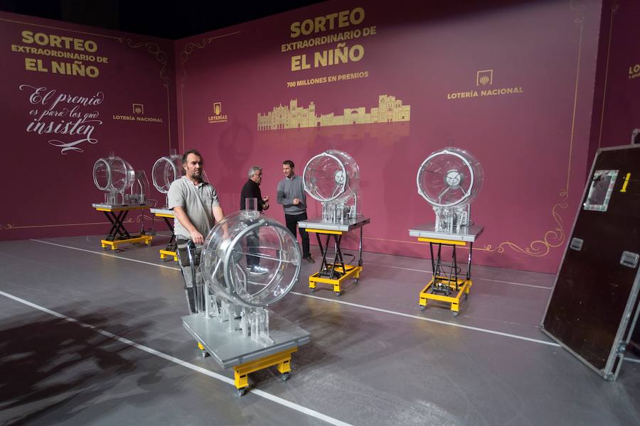 Instalación de los bombos que se utilizarán en el Sorteo de El Niño en Ávila
