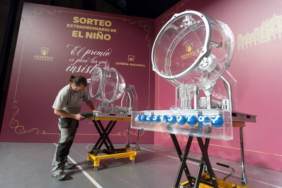 Instalación de los bombos que se utilizarán en el Sorteo de El Niño en Ávila