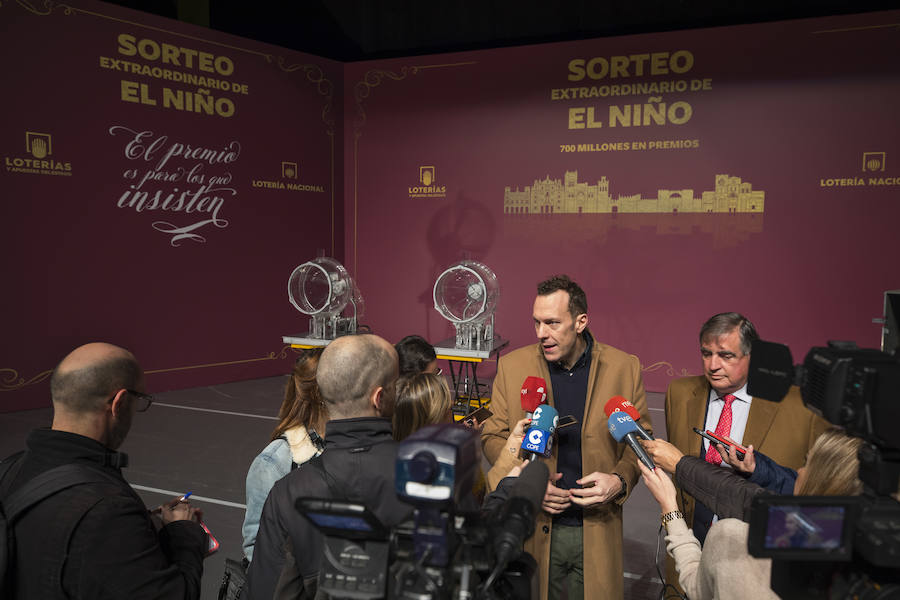Instalación de los bombos que se utilizarán en el Sorteo de El Niño en Ávila
