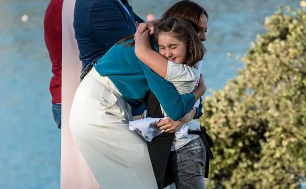 María Arias abrazando a Eva González tras ser repescada en Masterchef Junior 