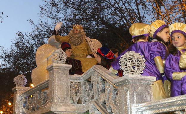 El rey Melchor en la Cabalgata de Reyes Magos en la ciudad de Valladolid. 