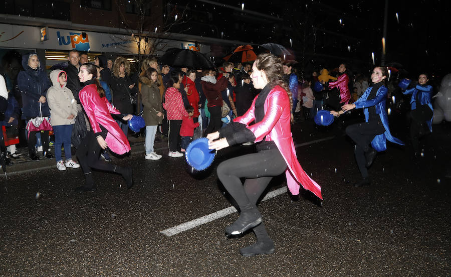 Palencia disfruta de la Cabalgata a pesar de la lluvia