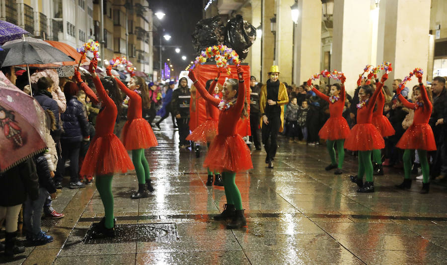 Palencia disfruta de la Cabalgata a pesar de la lluvia