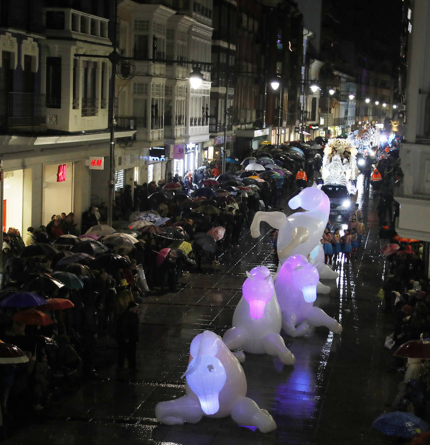 Palencia disfruta de la Cabalgata a pesar de la lluvia