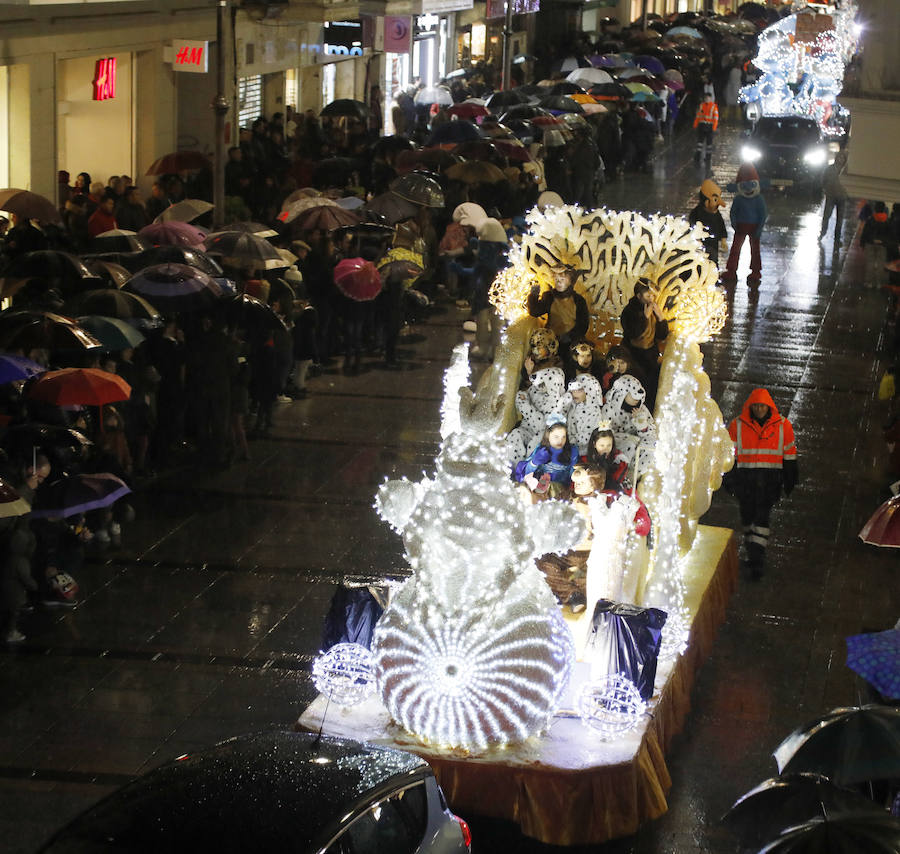 Palencia disfruta de la Cabalgata a pesar de la lluvia
