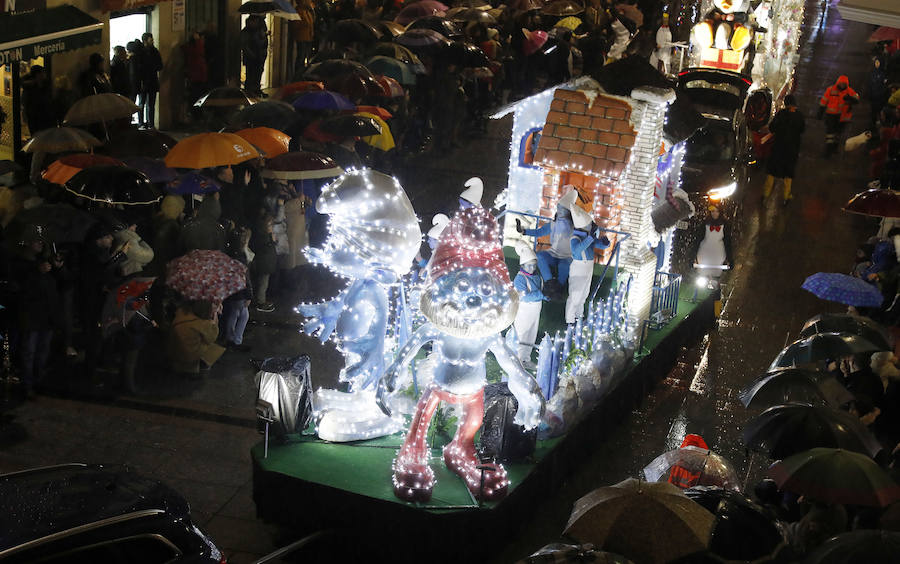 Palencia disfruta de la Cabalgata a pesar de la lluvia