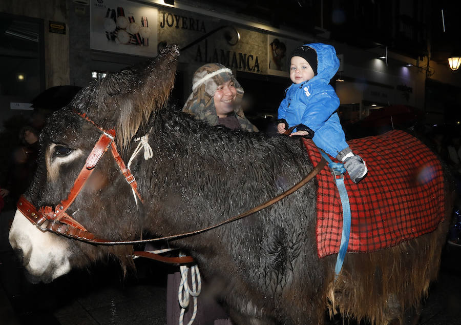 Palencia disfruta de la Cabalgata a pesar de la lluvia