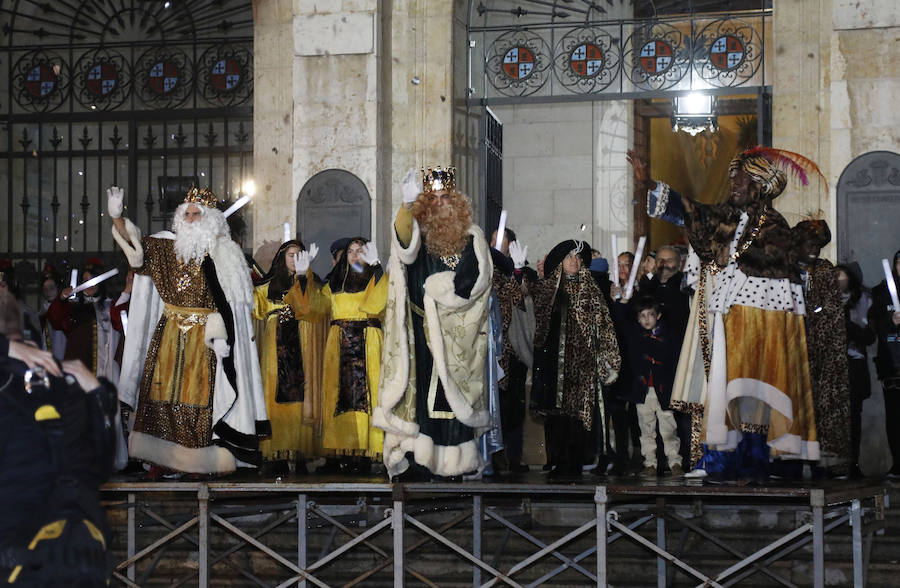 Palencia disfruta de la Cabalgata a pesar de la lluvia