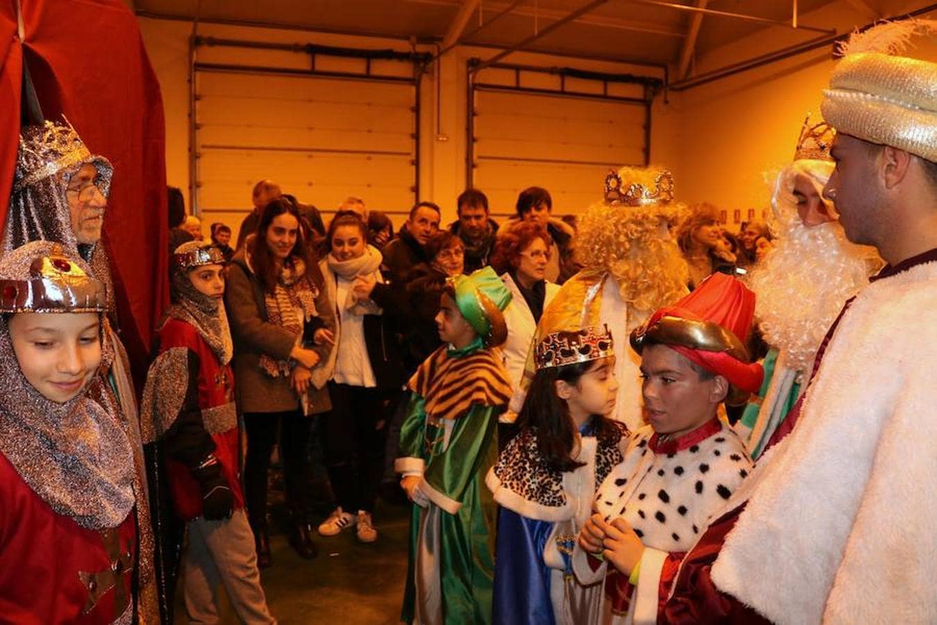 La lluvia no arruina la ilusión en la cabalgata de Baltanás