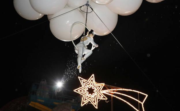 La acróbata trae la luz a la estrella de Belén, a la llegada de la Cabalgata a la Plaza Mayor. 