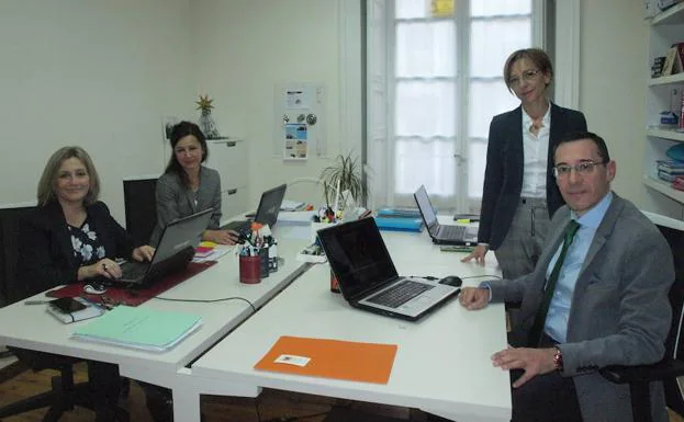 Isabel, Cristina, Leticia y Javier, en su despacho de la callle Constitución.::.