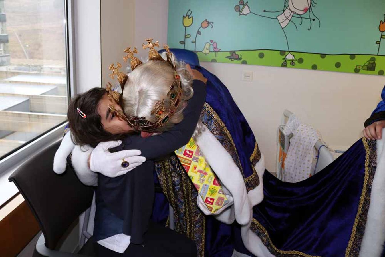 Los Reyes Magos visitan a los niños del Hospital Universitario