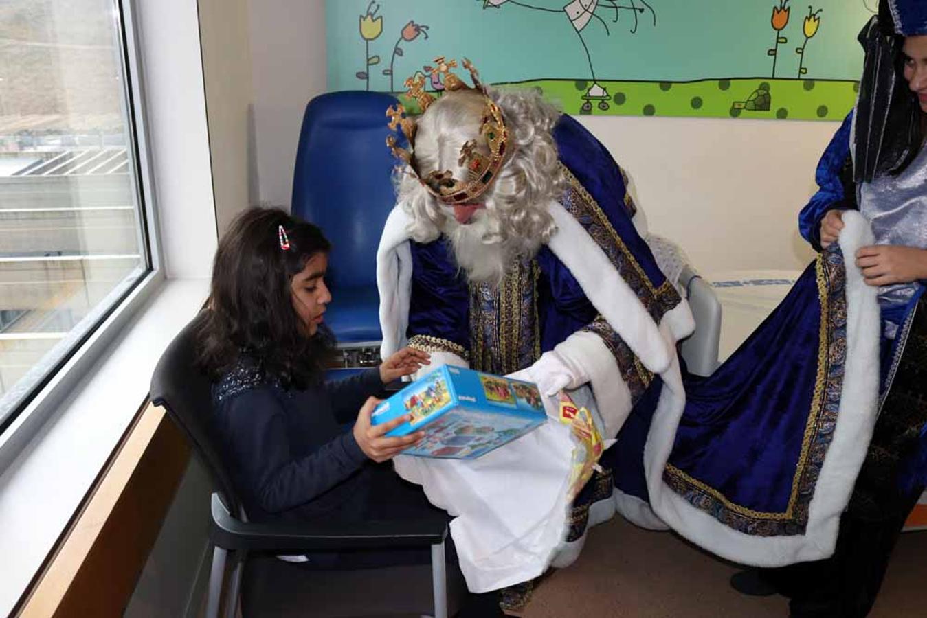 Los Reyes Magos visitan a los niños del Hospital Universitario