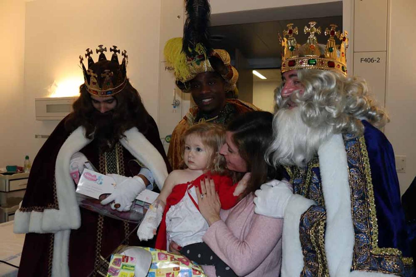 Los Reyes Magos visitan a los niños del Hospital Universitario