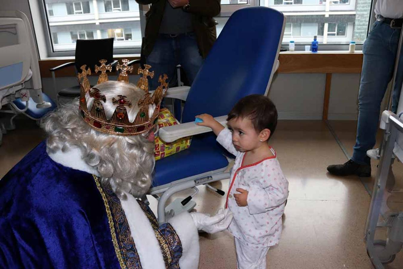 Los Reyes Magos visitan a los niños del Hospital Universitario