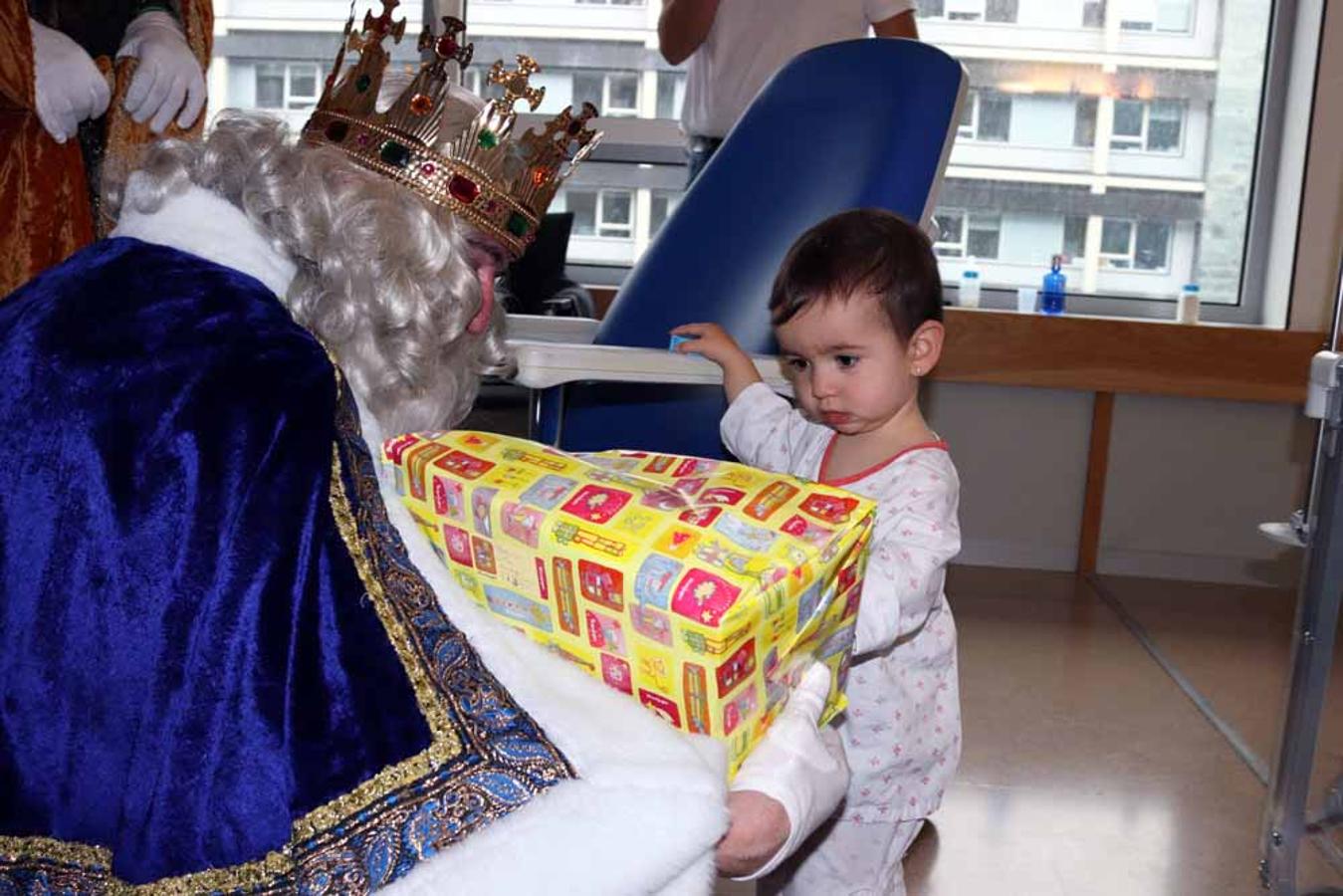 Los Reyes Magos visitan a los niños del Hospital Universitario