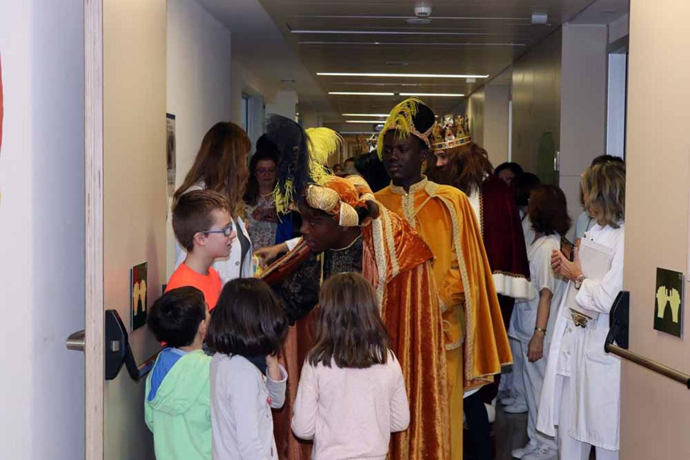 Los Reyes Magos visitan a los niños del Hospital Universitario