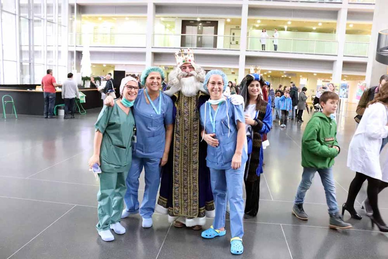 Los Reyes Magos visitan a los niños del Hospital Universitario