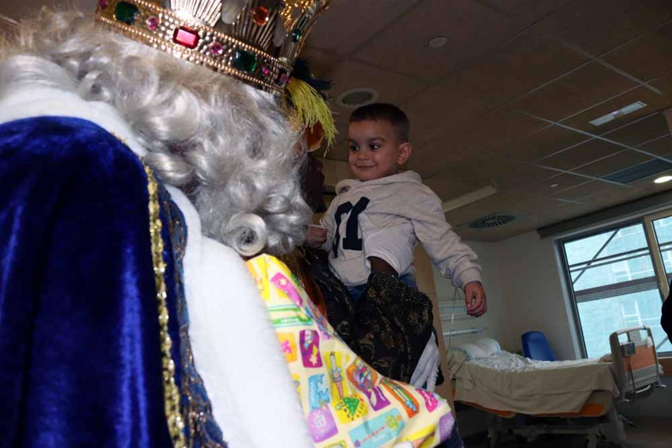 Los Reyes Magos visitan a los niños del Hospital Universitario