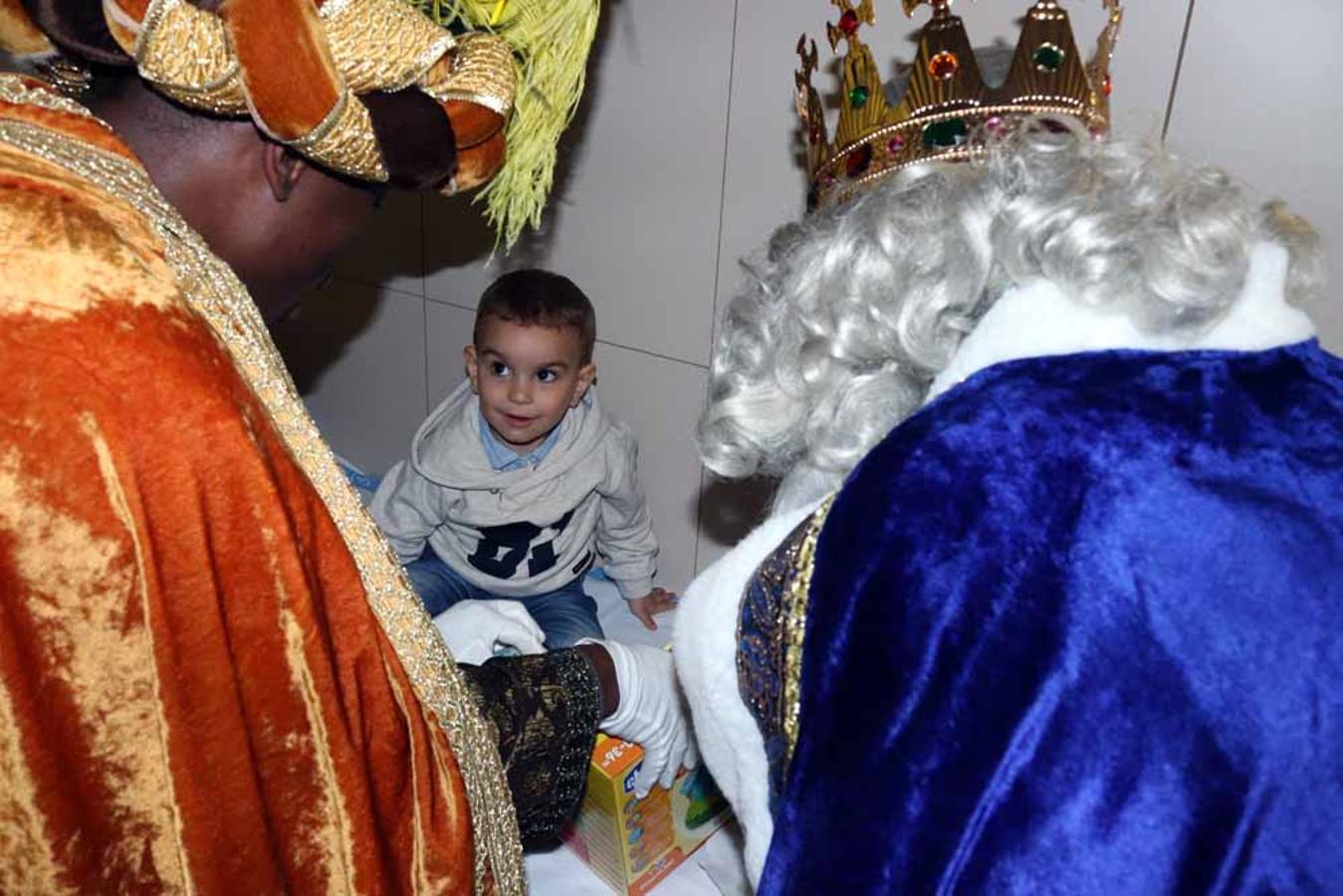 Los Reyes Magos visitan a los niños del Hospital Universitario