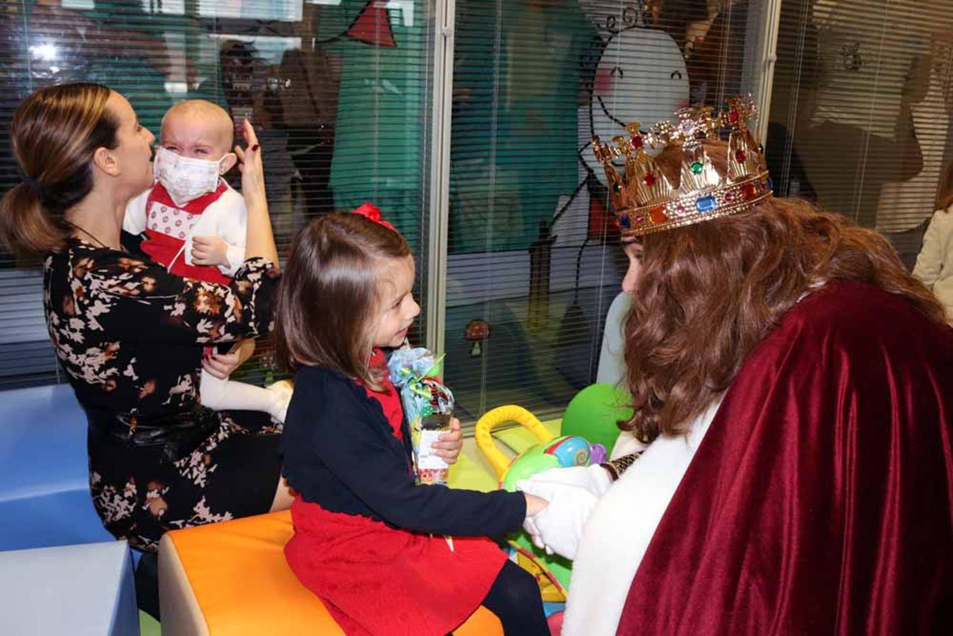 Los Reyes Magos visitan a los niños del Hospital Universitario