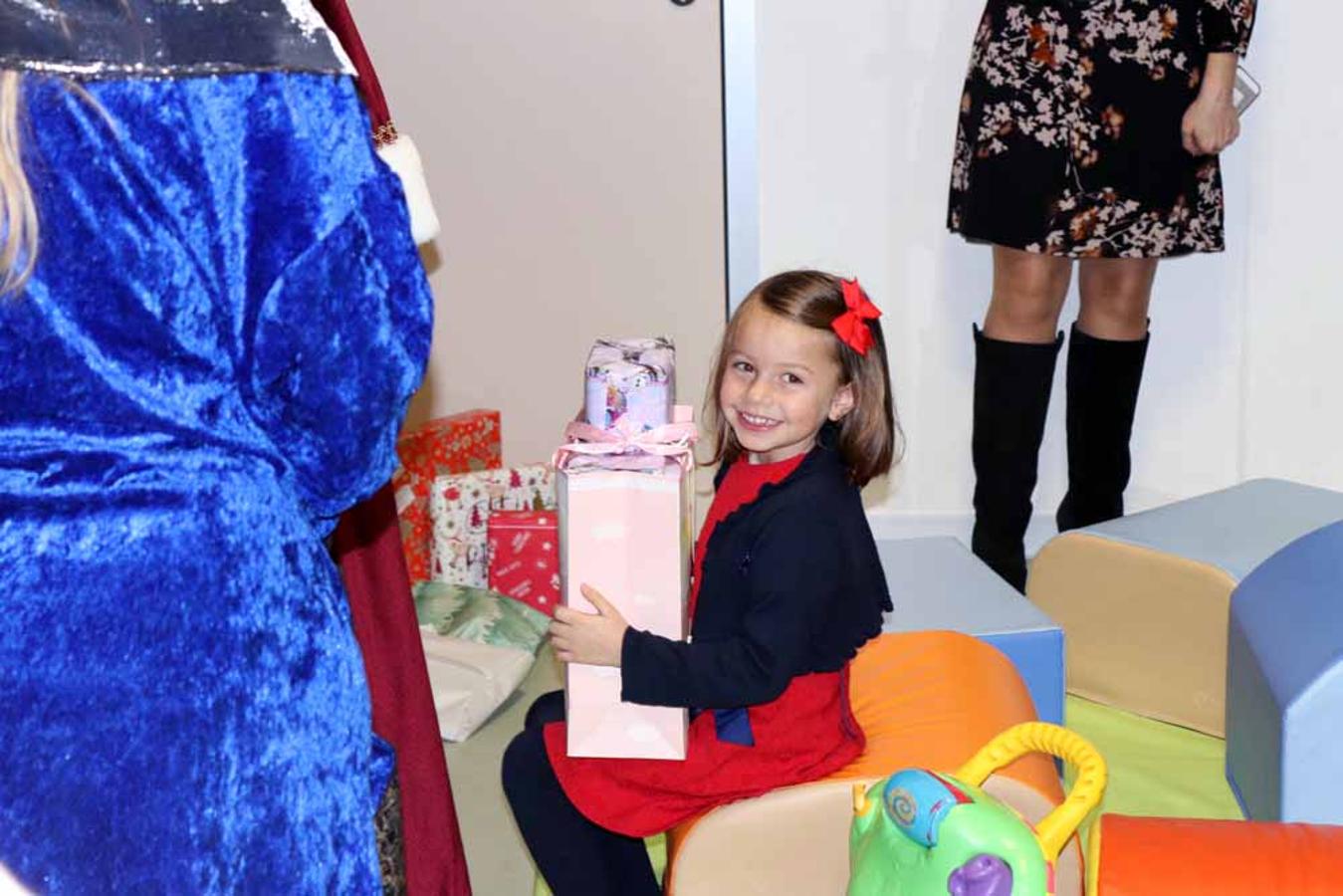 Los Reyes Magos visitan a los niños del Hospital Universitario