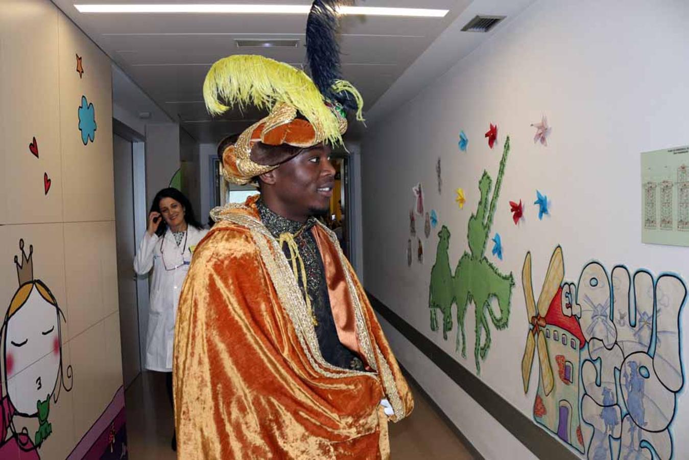 Los Reyes Magos visitan a los niños del Hospital Universitario