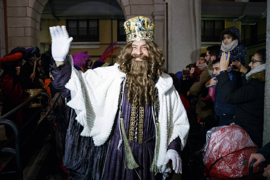 Los Reyes Magos reciben a los niños en el Ayuntamiento de Zamora tras la suspensión de la Cabalgata por la lluvia.
