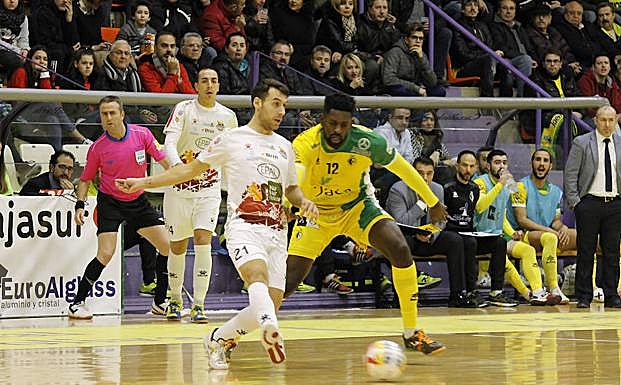 Sergio pasa la pelota ante la defensa de Bingyoba. 