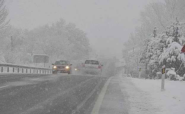 Dos vehículos circulan por la travesía de San Rafael. 