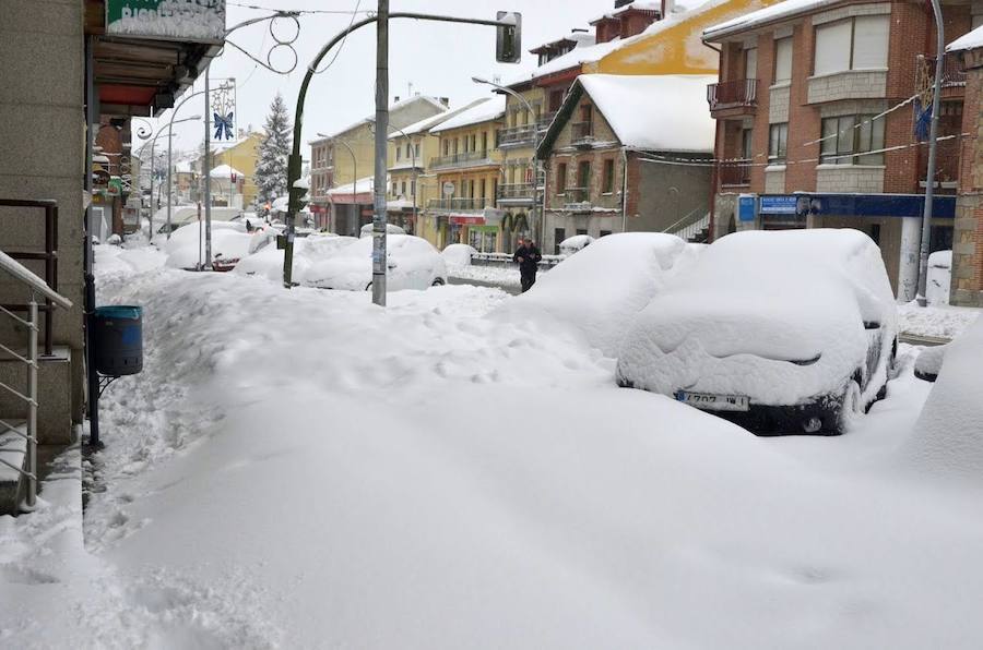 El Espinar sufrió ayer las consecuencias del temporal. Los vecinos tuvieron que retirar la nieve con palas para poder descubrir coches y limpiar las calles. Sus habitantes, además se mostraron solidarios con las personas que se vieron atrapadas por el blanco elemento en las carreteras de alrededor. 