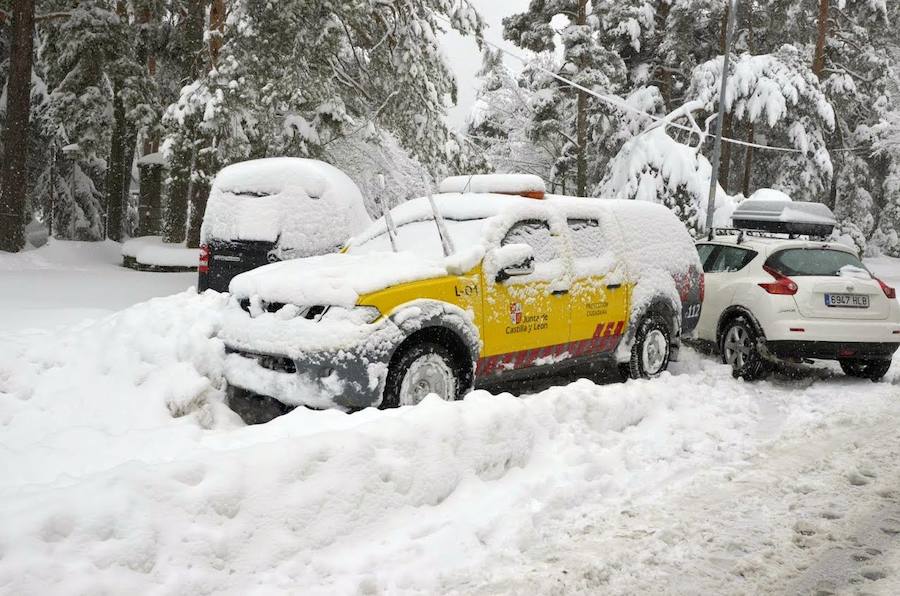 El Espinar sufrió ayer las consecuencias del temporal. Los vecinos tuvieron que retirar la nieve con palas para poder descubrir coches y limpiar las calles. Sus habitantes, además se mostraron solidarios con las personas que se vieron atrapadas por el blanco elemento en las carreteras de alrededor. 