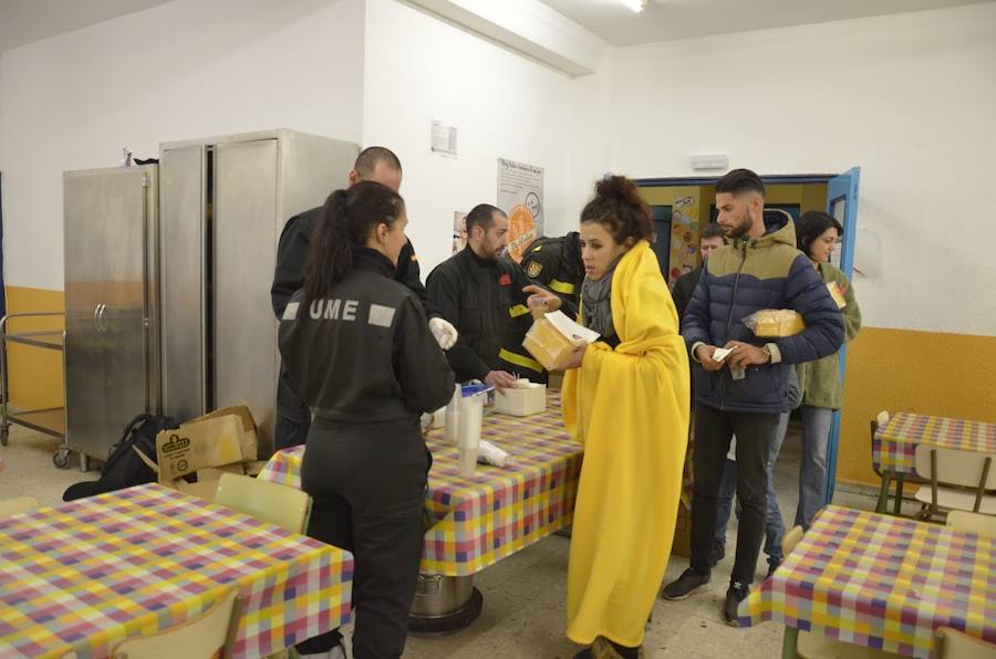 El Espinar sufrió ayer las consecuencias del temporal. Los vecinos tuvieron que retirar la nieve con palas para poder descubrir coches y limpiar las calles. Sus habitantes, además se mostraron solidarios con las personas que se vieron atrapadas por el blanco elemento en las carreteras de alrededor. 