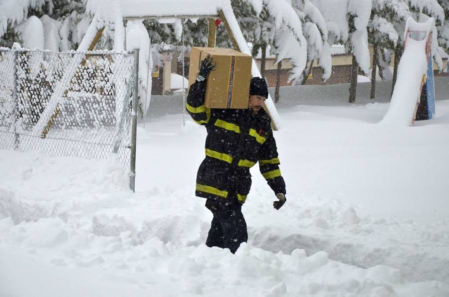 El Espinar sufrió ayer las consecuencias del temporal. Los vecinos tuvieron que retirar la nieve con palas para poder descubrir coches y limpiar las calles. Sus habitantes, además se mostraron solidarios con las personas que se vieron atrapadas por el blanco elemento en las carreteras de alrededor. 