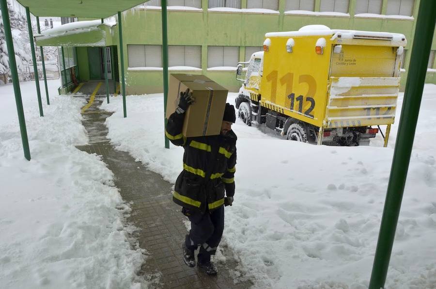 El Espinar sufrió ayer las consecuencias del temporal. Los vecinos tuvieron que retirar la nieve con palas para poder descubrir coches y limpiar las calles. Sus habitantes, además se mostraron solidarios con las personas que se vieron atrapadas por el blanco elemento en las carreteras de alrededor. 