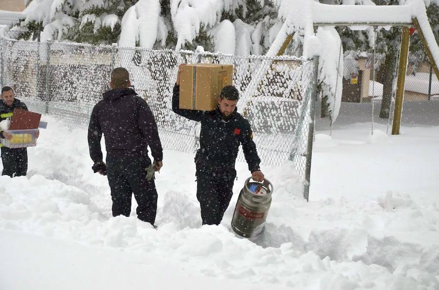 El Espinar sufrió ayer las consecuencias del temporal. Los vecinos tuvieron que retirar la nieve con palas para poder descubrir coches y limpiar las calles. Sus habitantes, además se mostraron solidarios con las personas que se vieron atrapadas por el blanco elemento en las carreteras de alrededor. 