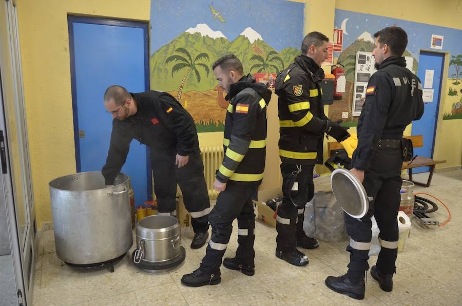 El Espinar sufrió ayer las consecuencias del temporal. Los vecinos tuvieron que retirar la nieve con palas para poder descubrir coches y limpiar las calles. Sus habitantes, además se mostraron solidarios con las personas que se vieron atrapadas por el blanco elemento en las carreteras de alrededor. 