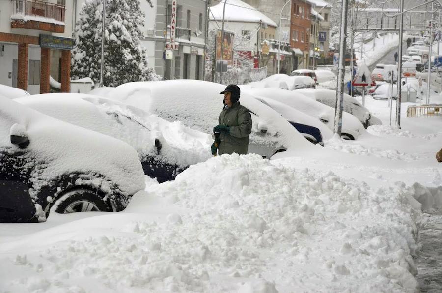 El Espinar sufrió ayer las consecuencias del temporal. Los vecinos tuvieron que retirar la nieve con palas para poder descubrir coches y limpiar las calles. Sus habitantes, además se mostraron solidarios con las personas que se vieron atrapadas por el blanco elemento en las carreteras de alrededor. 