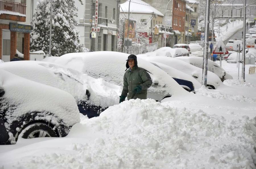 El Espinar sufrió ayer las consecuencias del temporal. Los vecinos tuvieron que retirar la nieve con palas para poder descubrir coches y limpiar las calles. Sus habitantes, además se mostraron solidarios con las personas que se vieron atrapadas por el blanco elemento en las carreteras de alrededor. 