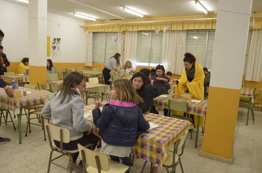 El Espinar sufrió ayer las consecuencias del temporal. Los vecinos tuvieron que retirar la nieve con palas para poder descubrir coches y limpiar las calles. Sus habitantes, además se mostraron solidarios con las personas que se vieron atrapadas por el blanco elemento en las carreteras de alrededor. 